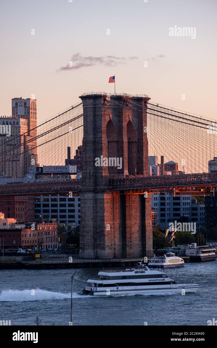 Coucher de soleil lumière chaude sur le pont de Brooklyn vue depuis le pont de Manhattan Banque D'Images