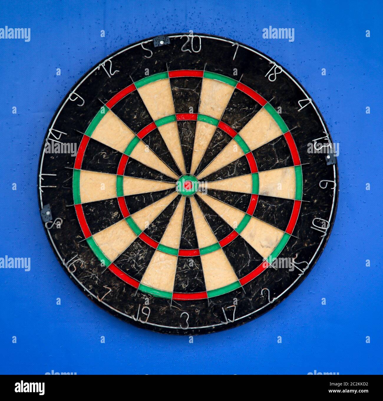 Un plan de travail devant un fond bleu Banque D'Images