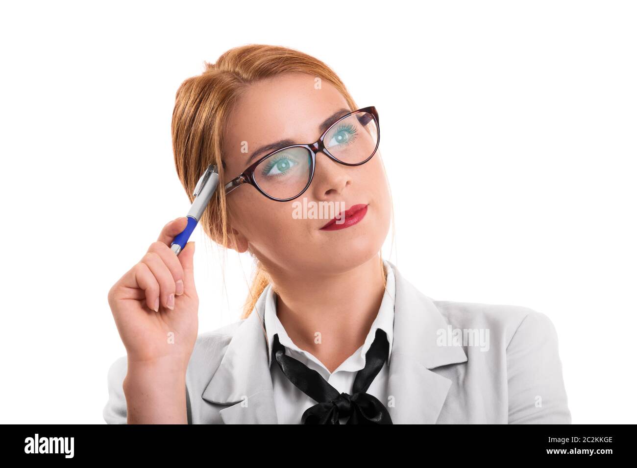 Portrait d'une jeune femme très belle avec des lunettes holding, à la recherche d'une solution à un problème, isolé sur fond blanc Banque D'Images