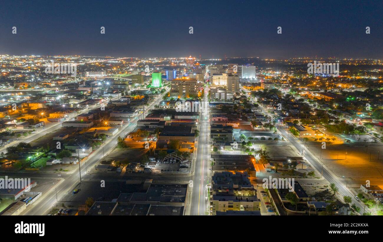 Rues illuminées dans une chambre confortable dotée d'Albuquerque au Nouveau Mexique avant le lever du soleil Banque D'Images