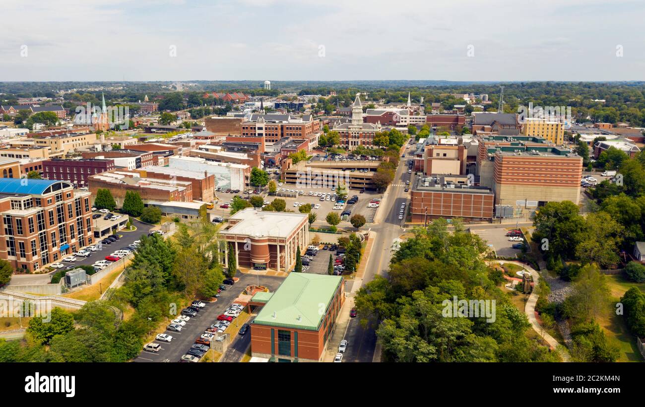 Les gens sont encore à pied d'œuvre en fin de journée dans et autour du centre-ville de Clarksville Banque D'Images