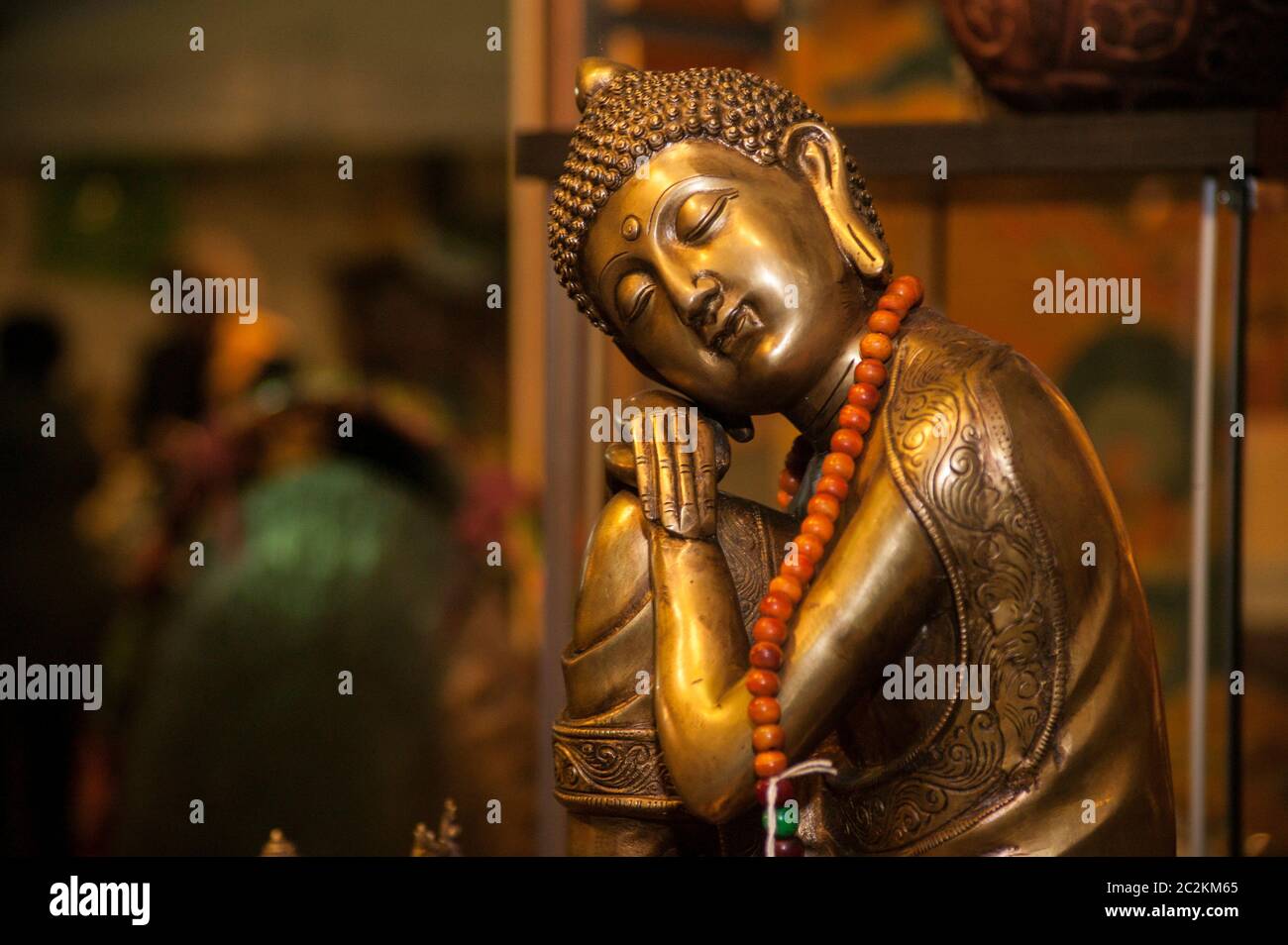 Statuette spirituelle en bronze d'un petit bouddha, figure spirituelle dans une cabine d'un salon. Banque D'Images