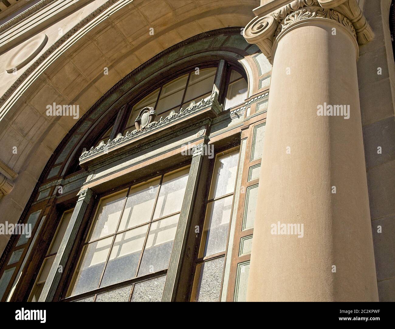 Une fenêtre abstraite voûtée sur un gouvernement qui s'est construit de près Banque D'Images