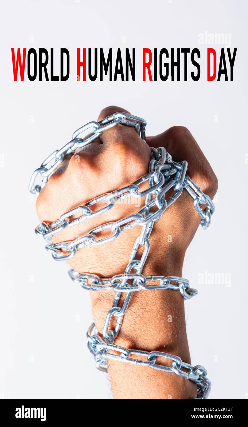 Poing enchaîné les mains à l'ORGANISATION MONDIALE DE LA JOURNÉE DES DROITS DE L'homme texte sur fond blanc, la Journée des droits de l'concept Banque D'Images