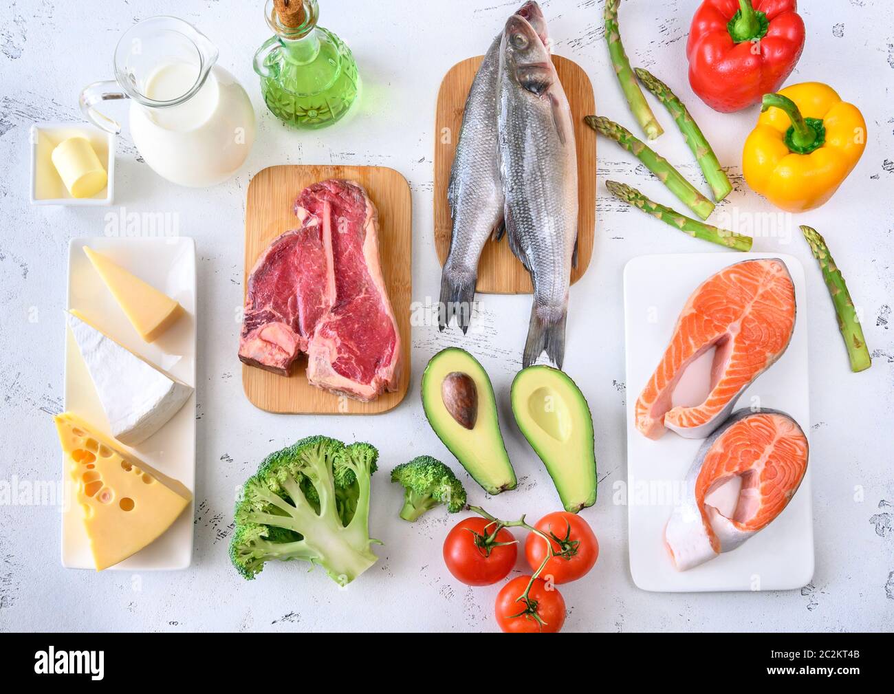 Assortiment d'aliments pour régime cétogène sur fond de bois Banque D'Images