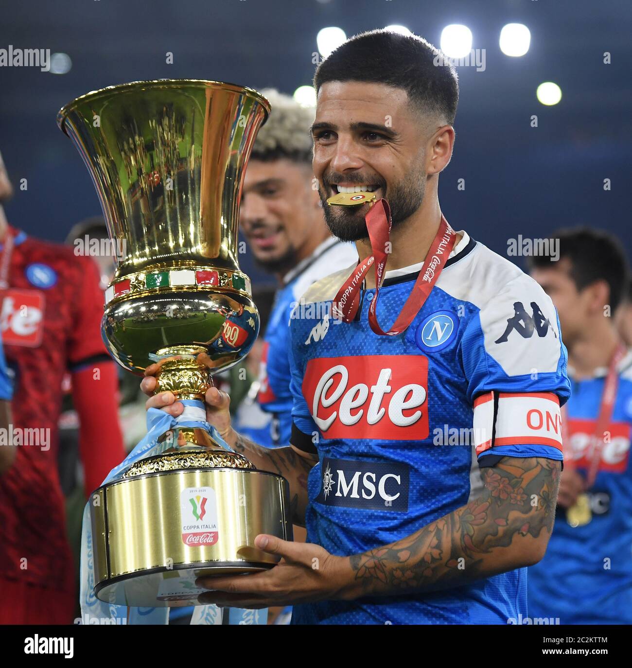 Rome, Italie. 17 juin 2020. Lorenzo Insigne de Naples pose avec le trophée après le match de football final de la coupe italienne entre Naples et Juventus à Rome, Italie, le 17 juin 2020. Crédit: Augusto Casasoli/Xinhua/Alamy Live News Banque D'Images