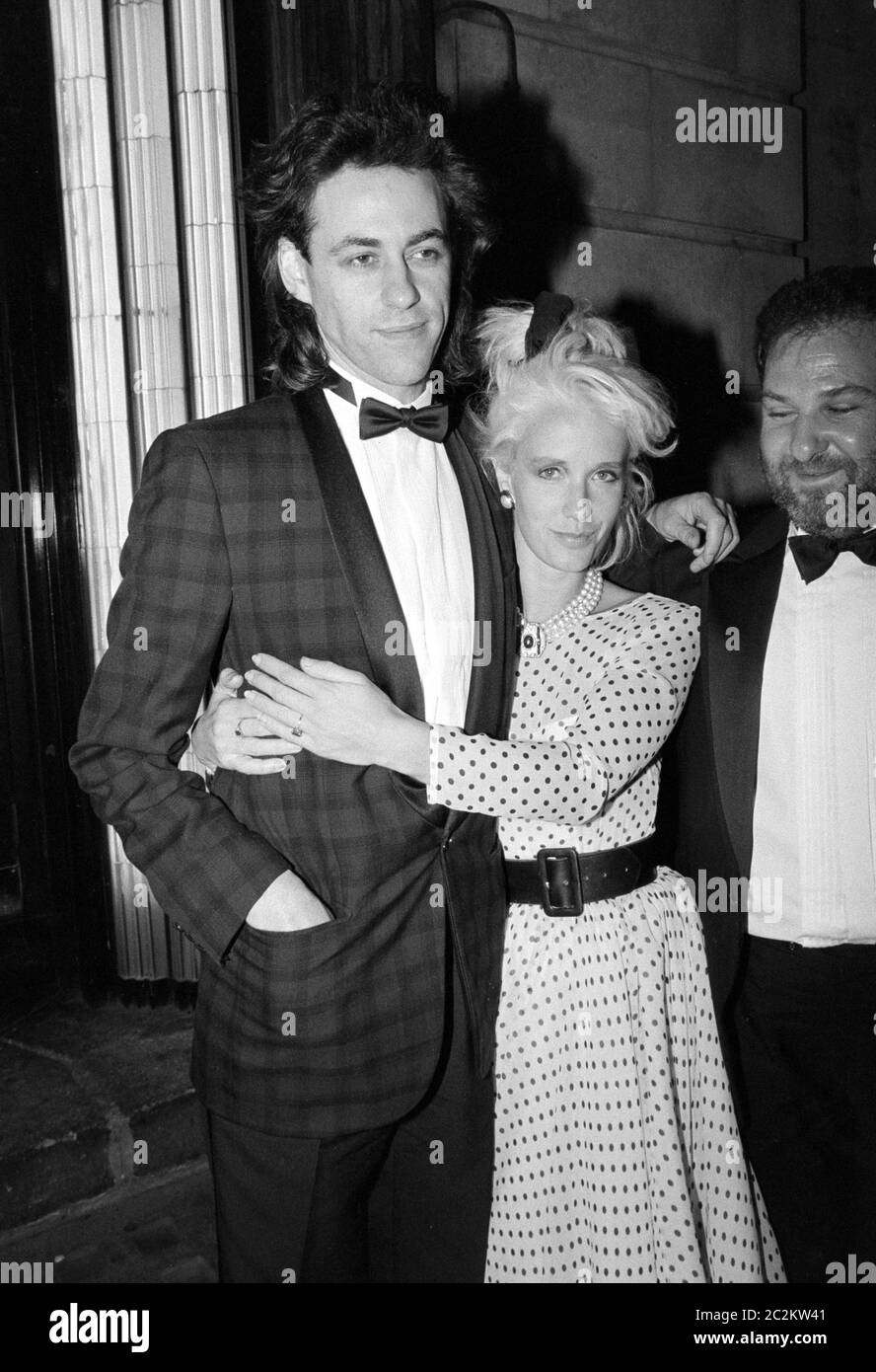 LONDRES, Royaume-Uni. c. 1986 : la pop star Bob Geldof et la femme Paula Yates à la fête à la brasserie Langan's à Londres. © Paul Smith/Featureflash Banque D'Images