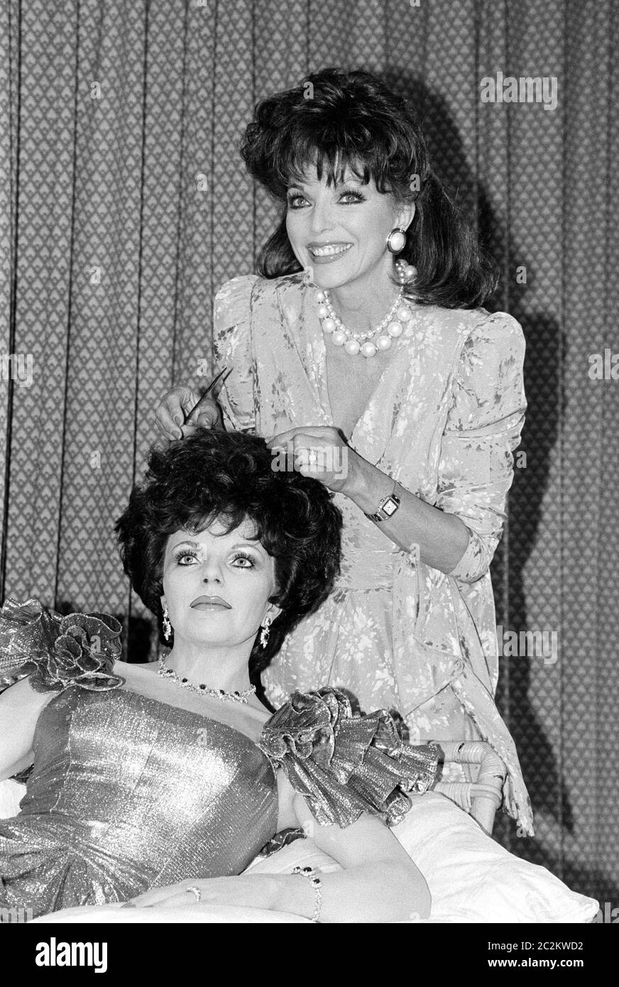 LONDRES, Royaume-Uni. c. 1985: L'actrice Joan Collins à l'occasion du dévoilement de sa cire à Madame Tussaud à Londres. © Paul Smith/Featureflash Banque D'Images