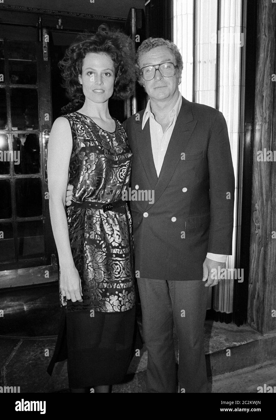 LONDRES, Royaume-Uni. c. 1986 : acteurs Michael Caine et Sigourney Weaver à la brasserie Langan à Londres. © Paul Smith/Featureflash Banque D'Images