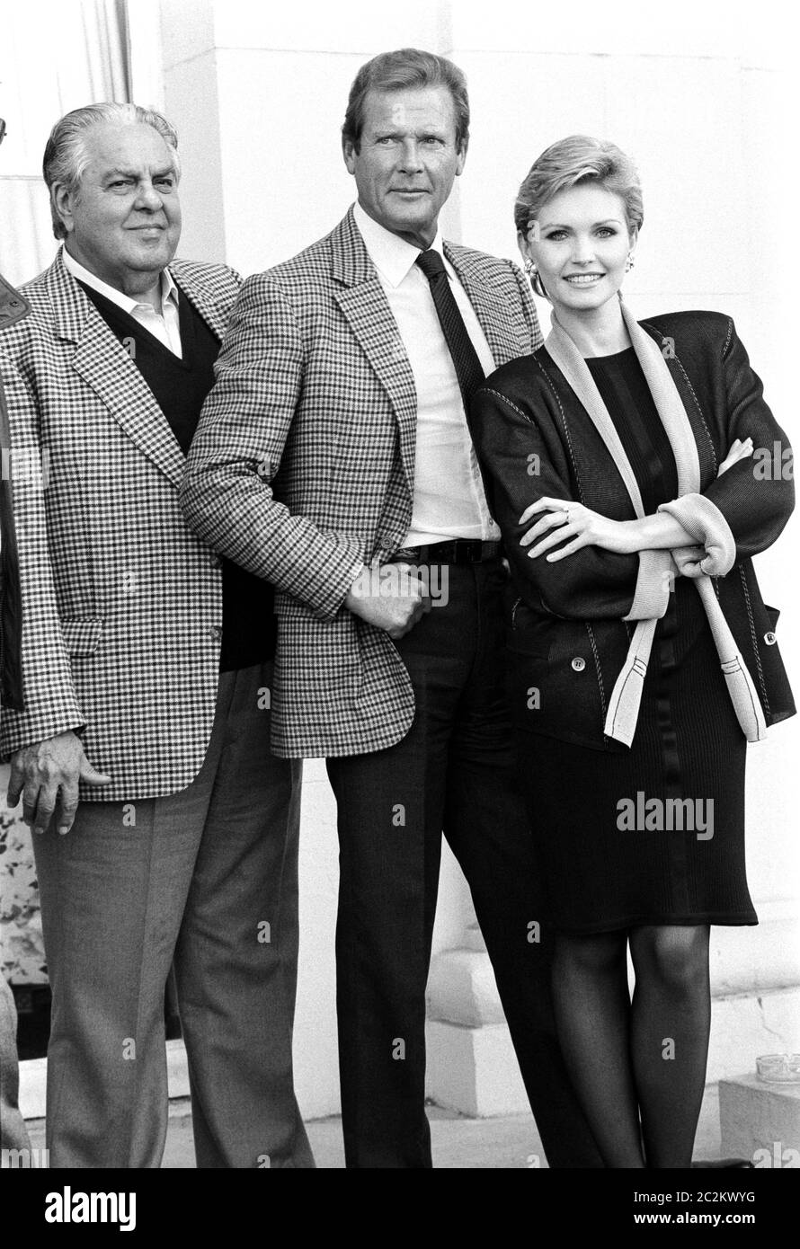 DEAUVILLE, FRANCE. 1985 sept. : acteurs Roger Moore et Fiona Fullerton et producteur Albert R. Broccoli faisant la promotion de leur film « A View to a Kill » au Festival du film de Deauville. © Paul Smith/Featureflash Banque D'Images