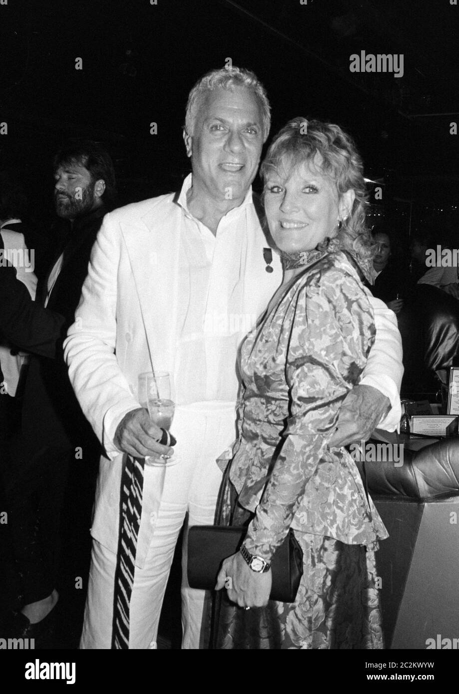LONDRES, Royaume-Uni. c. 1986: Acteur Tony Curtis et chanteur Petula Clark à une fête à Londres. © Paul Smith/Featureflash Banque D'Images