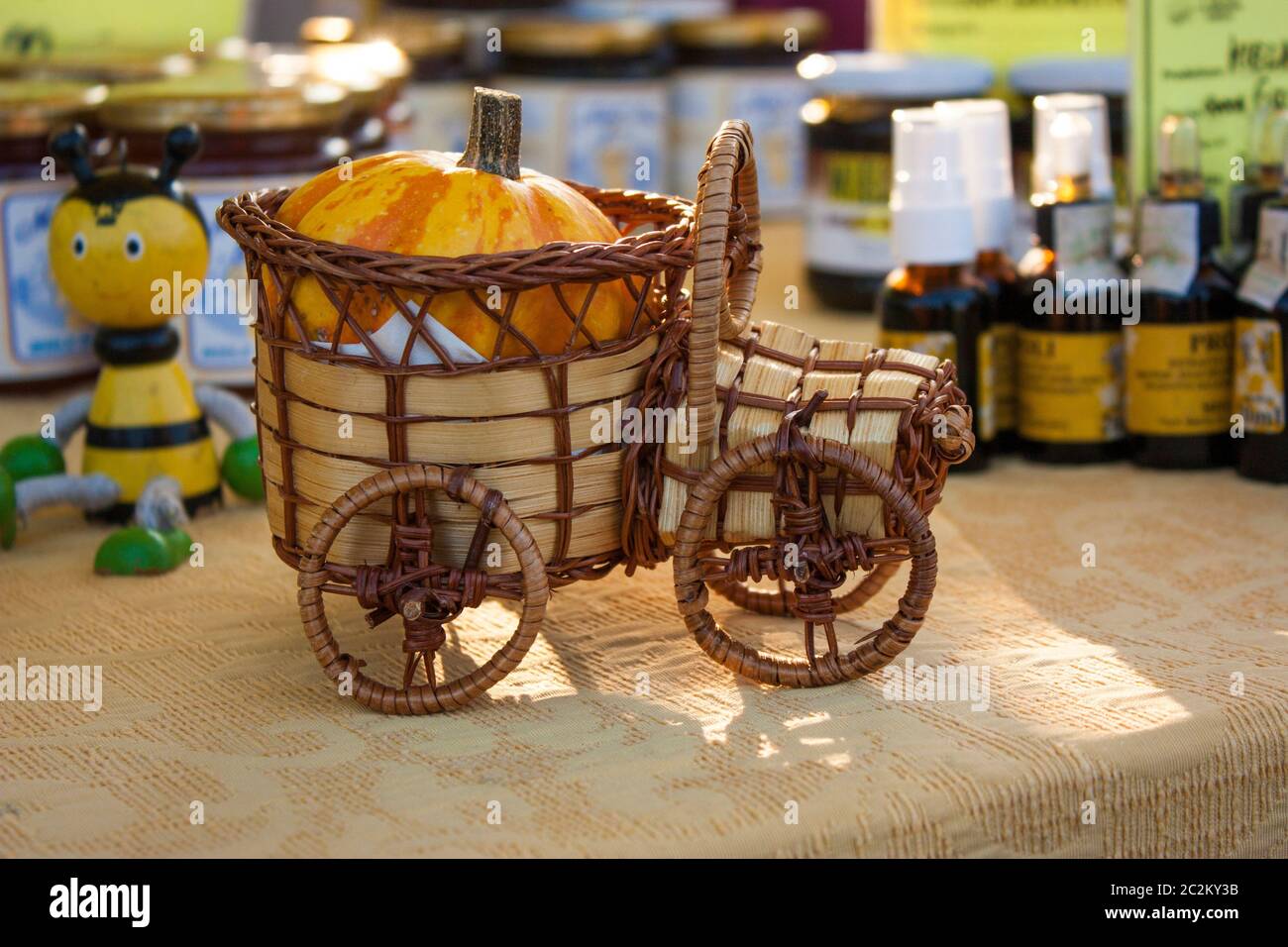 Modèle d'une voiture en osier et en bois utilisés comme décoration dans une position de marché. Banque D'Images