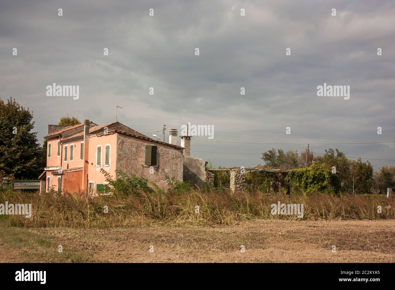 Petite maison abandonnée dans une campagne typique de la région de plaine Padana Veneto, dans le cas de Gavello, Rovigo. Banque D'Images