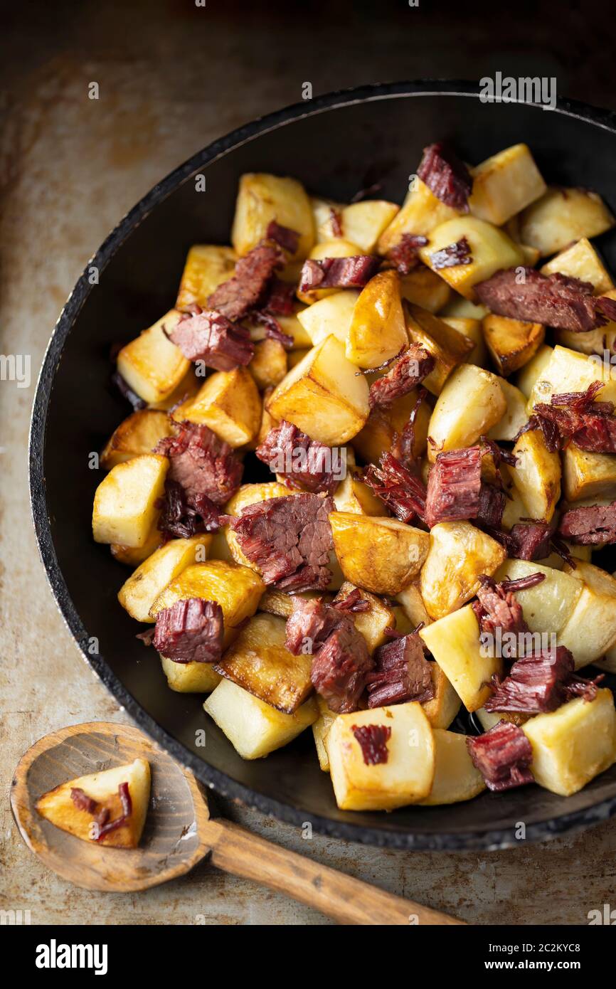 petit déjeuner rustique avec hachis de bœuf corned Banque D'Images