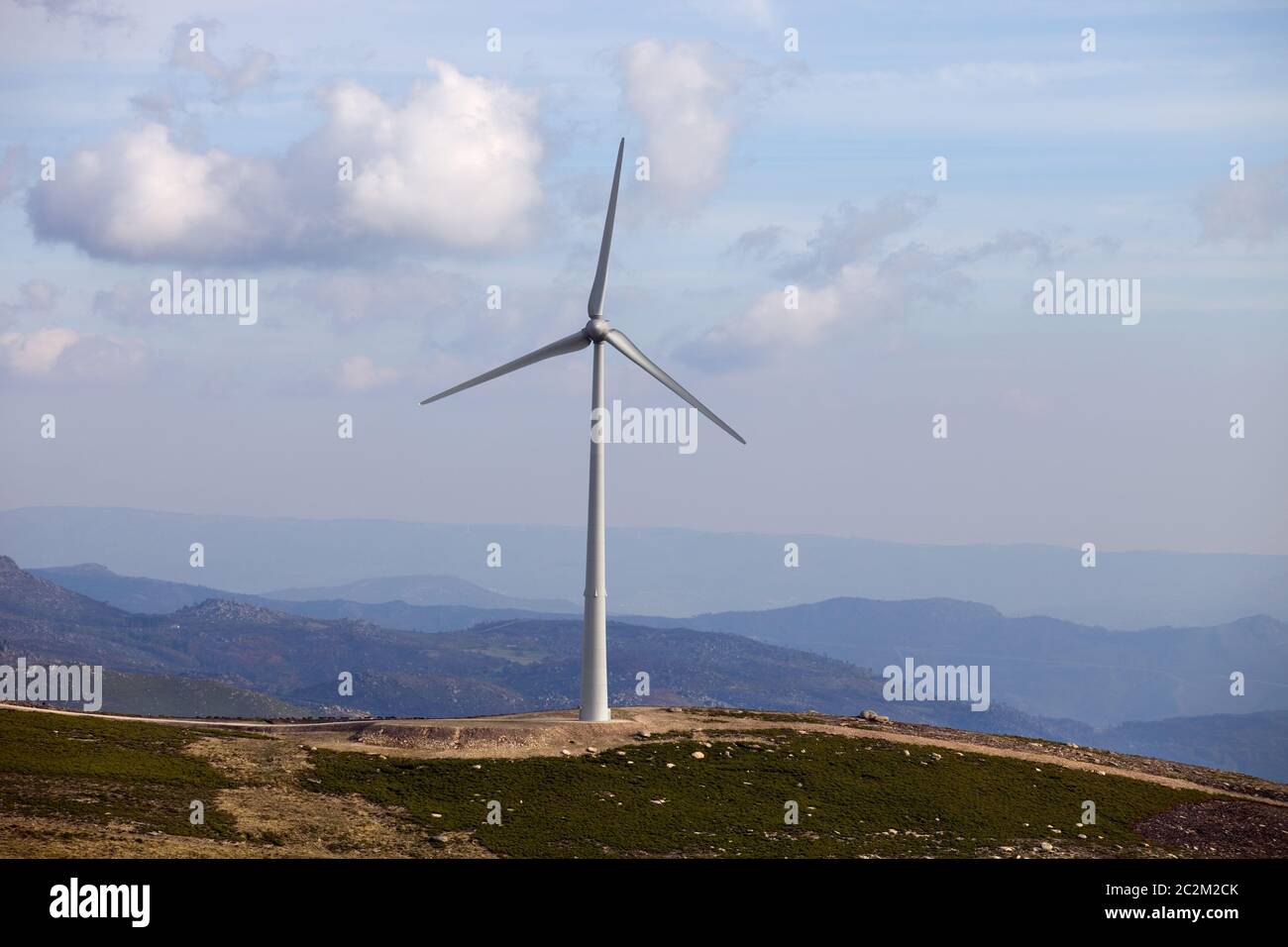 White éolienne au sommet de la montagne Banque D'Images
