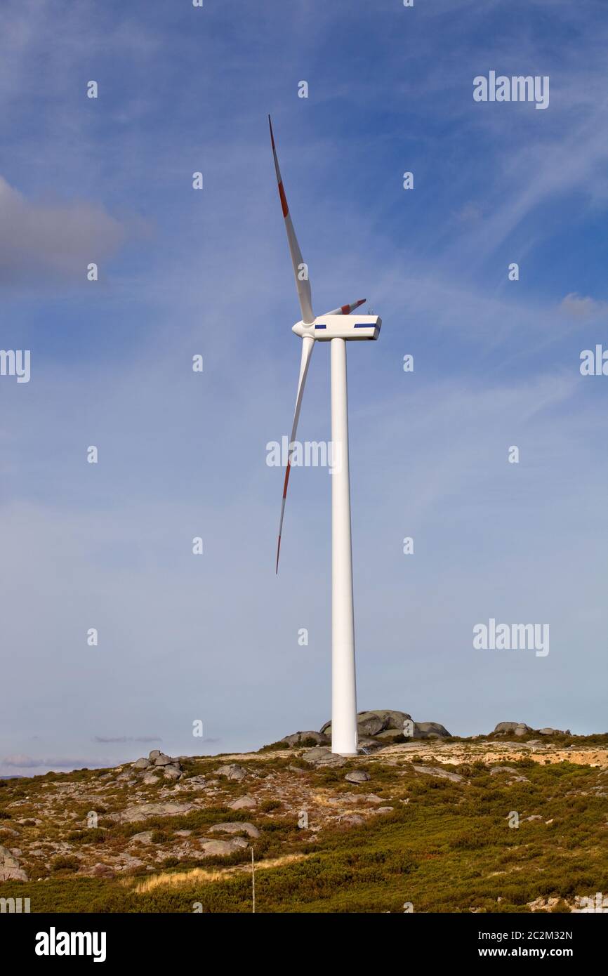 White éolienne au sommet de la montagne Banque D'Images