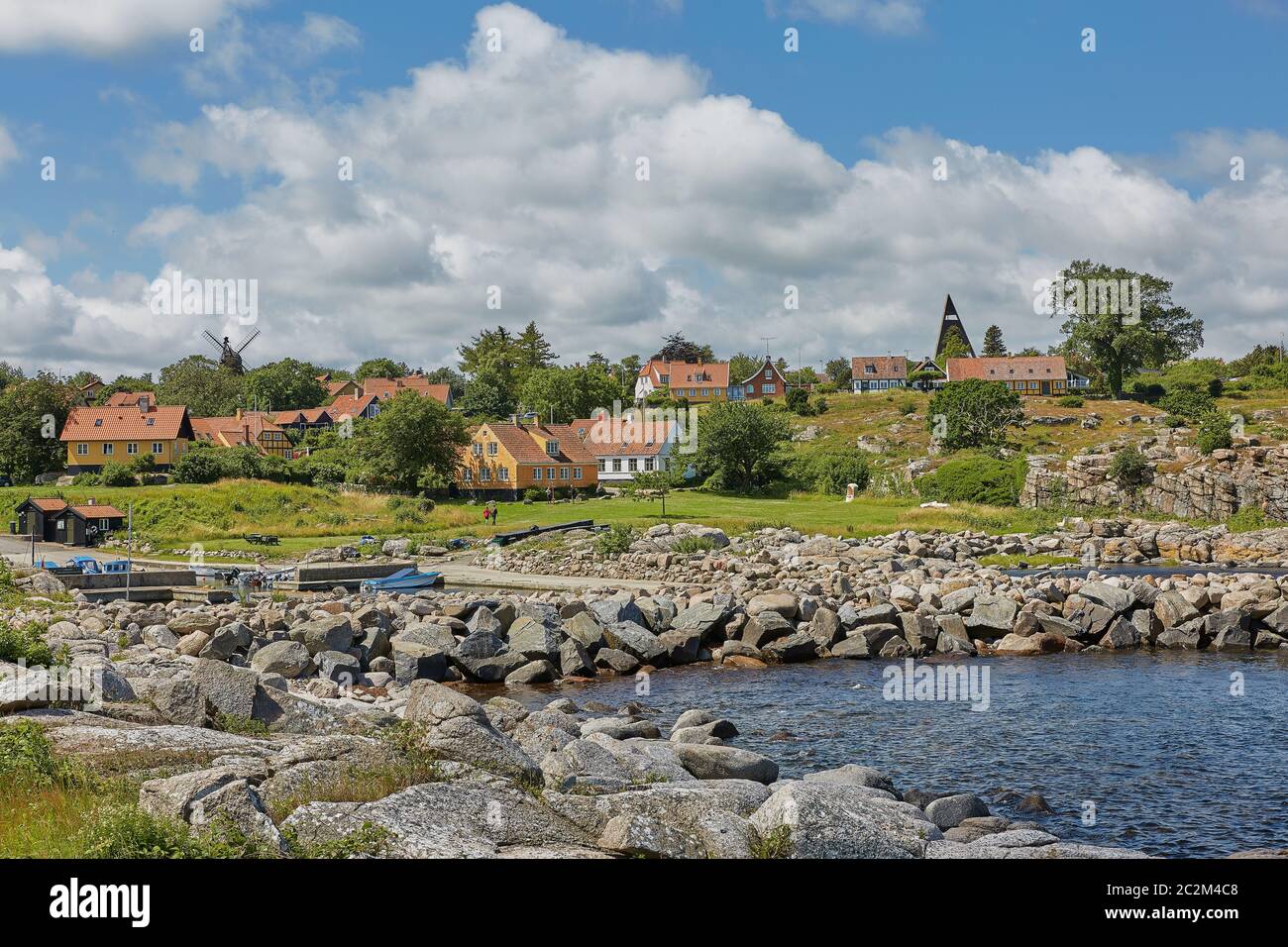 Vue sur le village de Svaneke au Danemark et la tour d'eau moderne à trois pattes conçue par Jorn Utzonon Banque D'Images