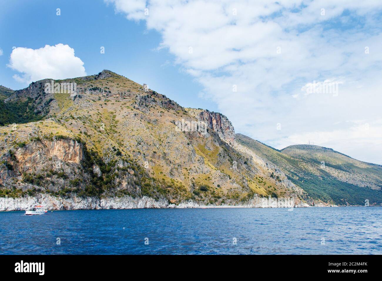 La côte sauvage Costa di Masseta entre Scario et Marina di Camerota, dans le sud de Cilento, Campanie, Italie Banque D'Images