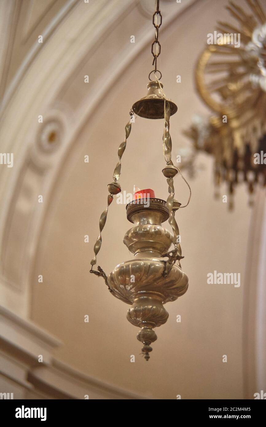L'encensoir d'argent : de l'objet liturgique utilisé pour brûler des parfums dans les célébrations de la religion catholique. Banque D'Images