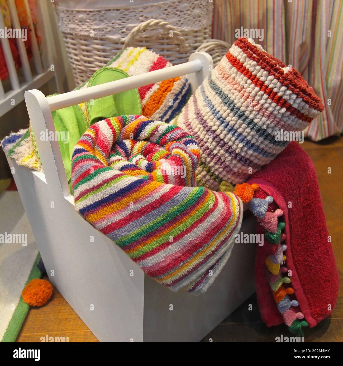 Coton bio serviettes colorées, dans un coffret en bois Banque D'Images