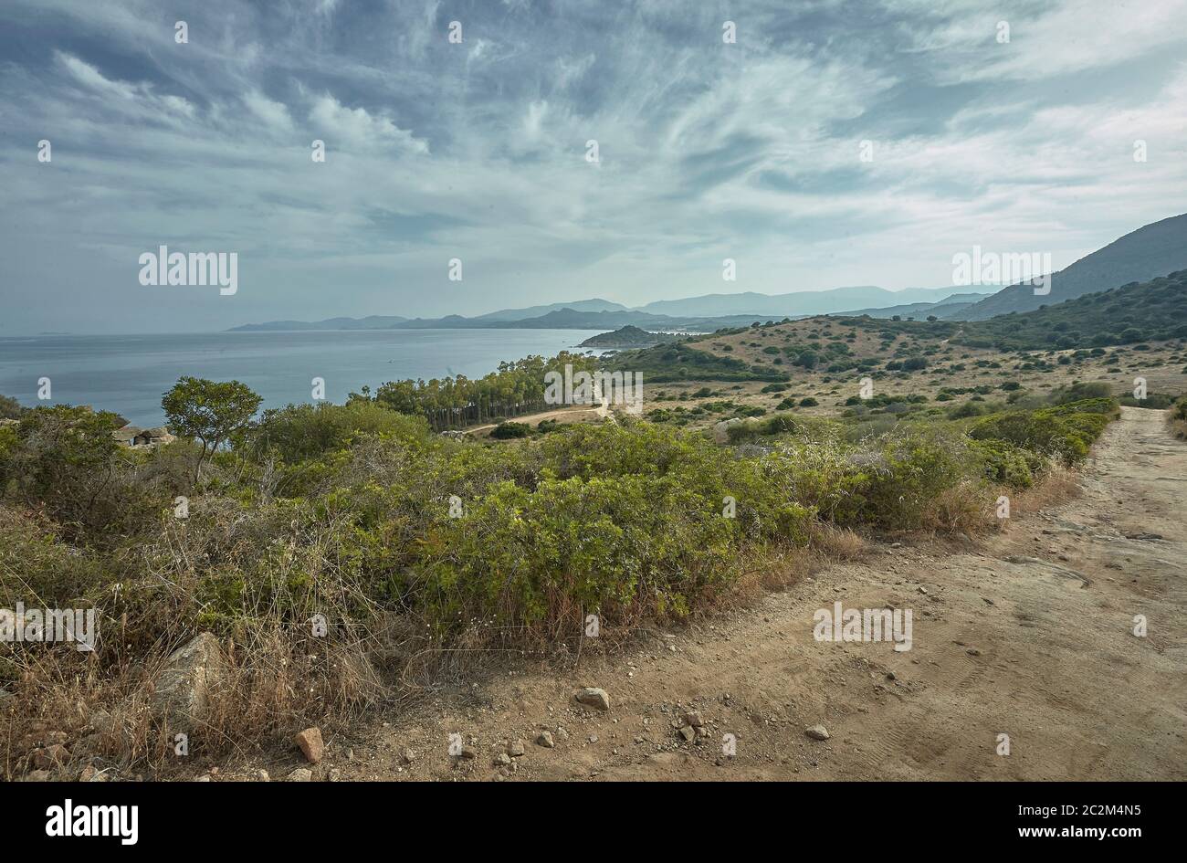 Paysage typique de la côte sud de la Sardaigne, avec sa végétation d'arbustes, des collines, et la mer qui se réunit dans un panorama à couper le souffle traversé par Banque D'Images