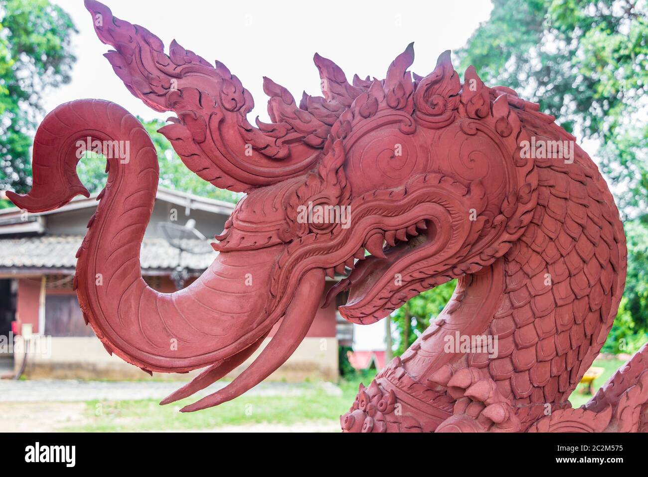 Dragon, rascasses, temple Wat Sila Ngu avec le temple rouge Wat Ratchathammaram sur Koh Samui en Thaïlande. Banque D'Images