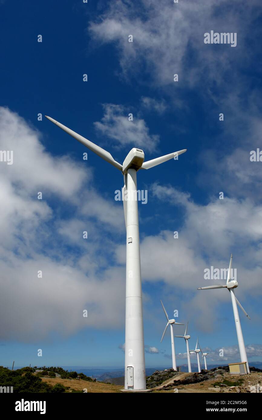 Éoliennes ferme en haut de la montagne Banque D'Images