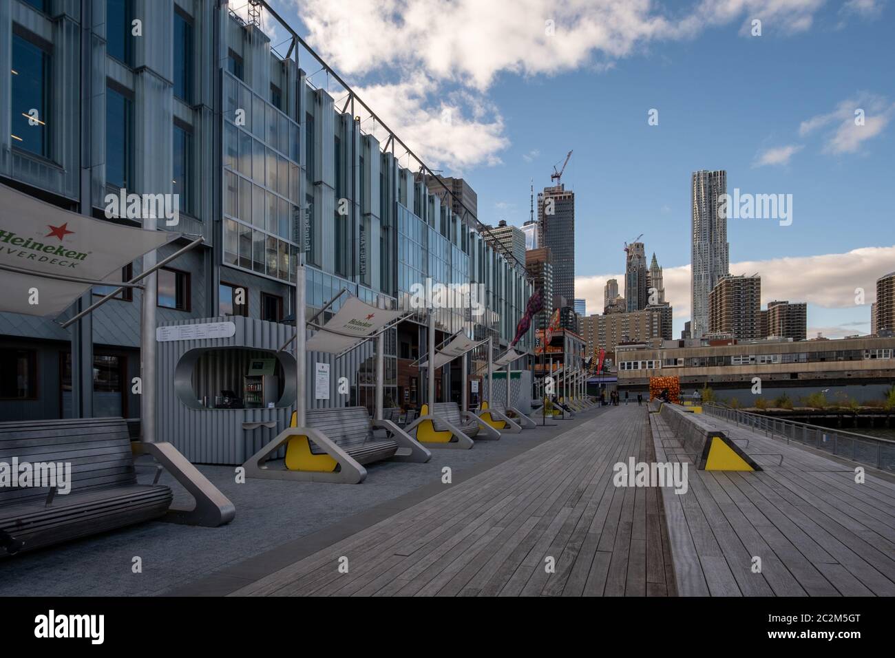 Pier 17 au quartier de Seaport en journée en automne Banque D'Images