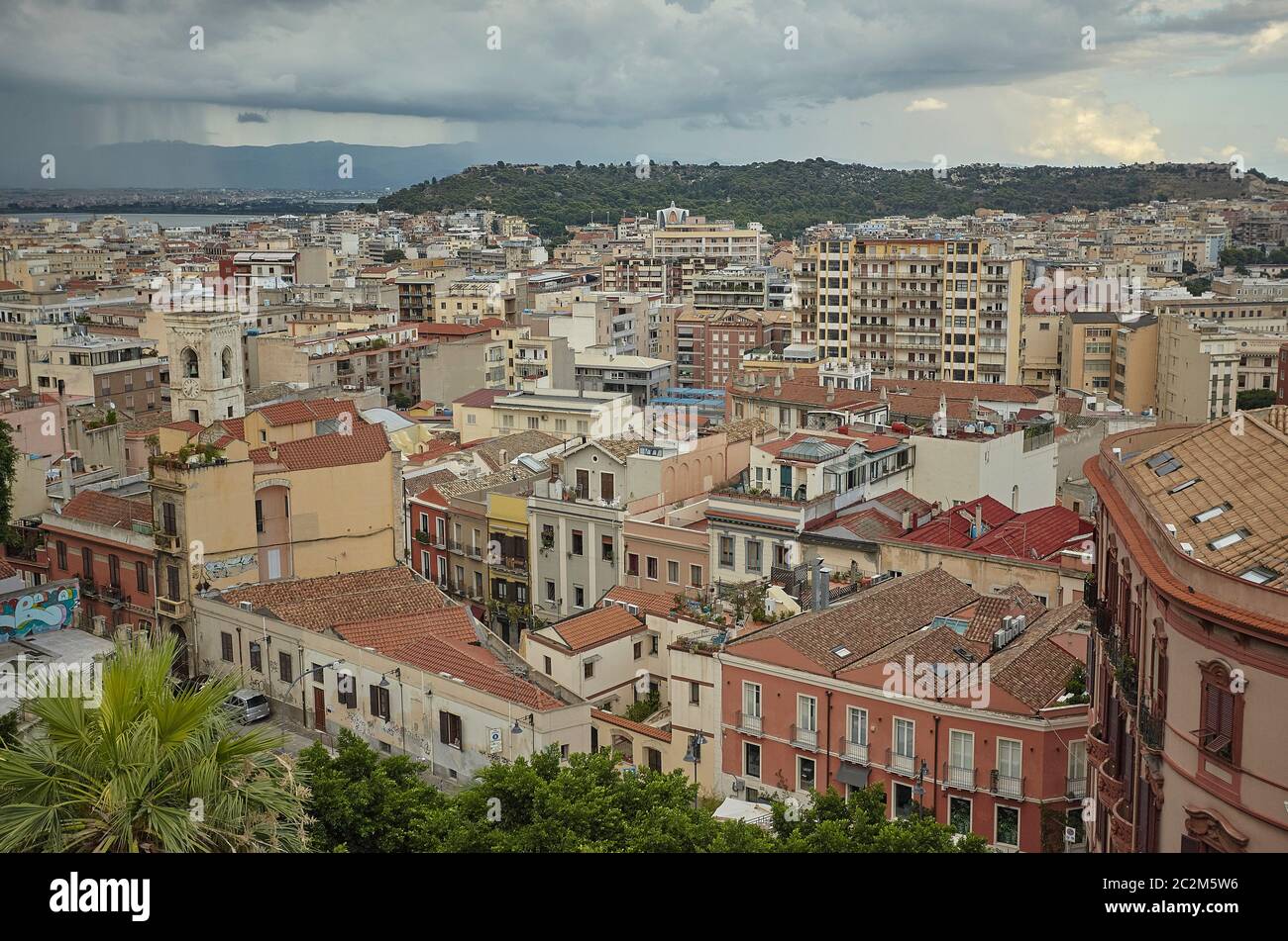 Vue aérienne du centre ville de Cagliari en Sardaigne, Italie au cours de tempête. Banque D'Images