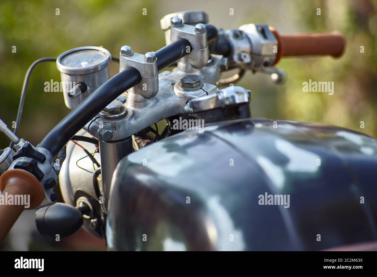 Vue avant du guidon d'une vieille moto de style rat présentant des signes de corrosion et d'usure qui ont mûri avec le temps. Banque D'Images