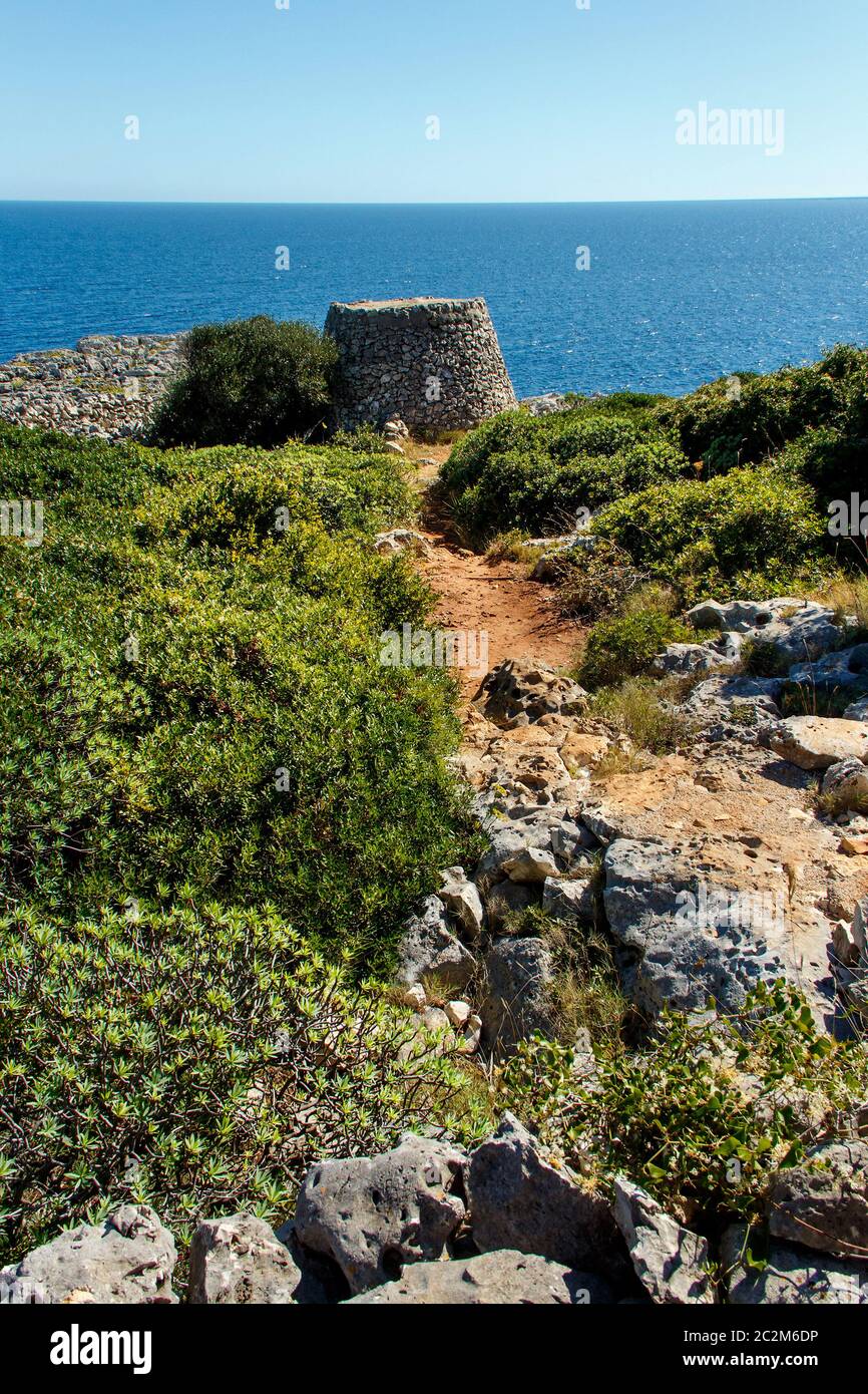 Construction en pierre, chemin des douaniers pour Cipolliane et grottes pont Ciolo, Gagliano del Capo, Pouilles, Italie Banque D'Images