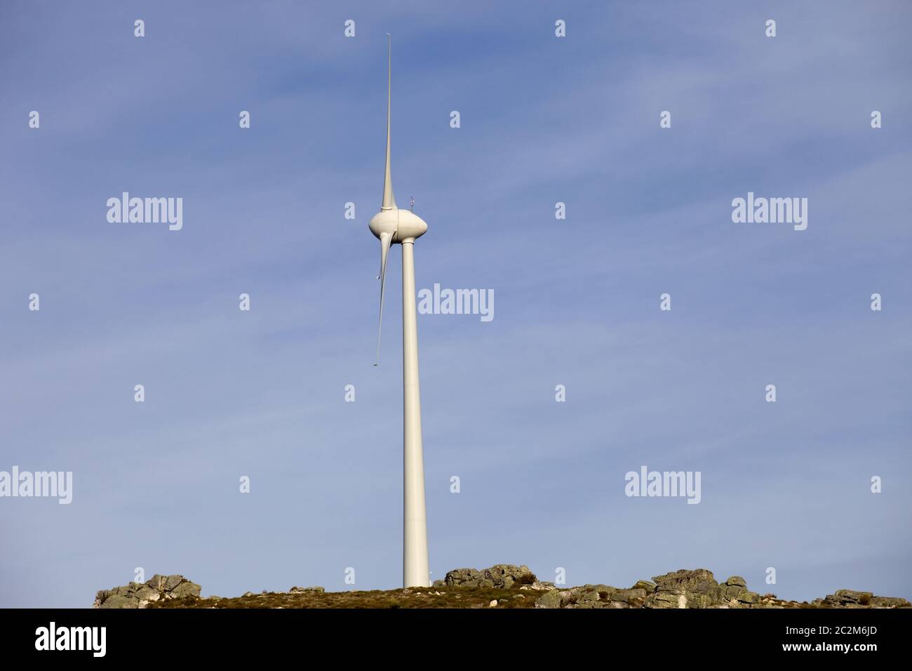 White éolienne au sommet de la montagne Banque D'Images