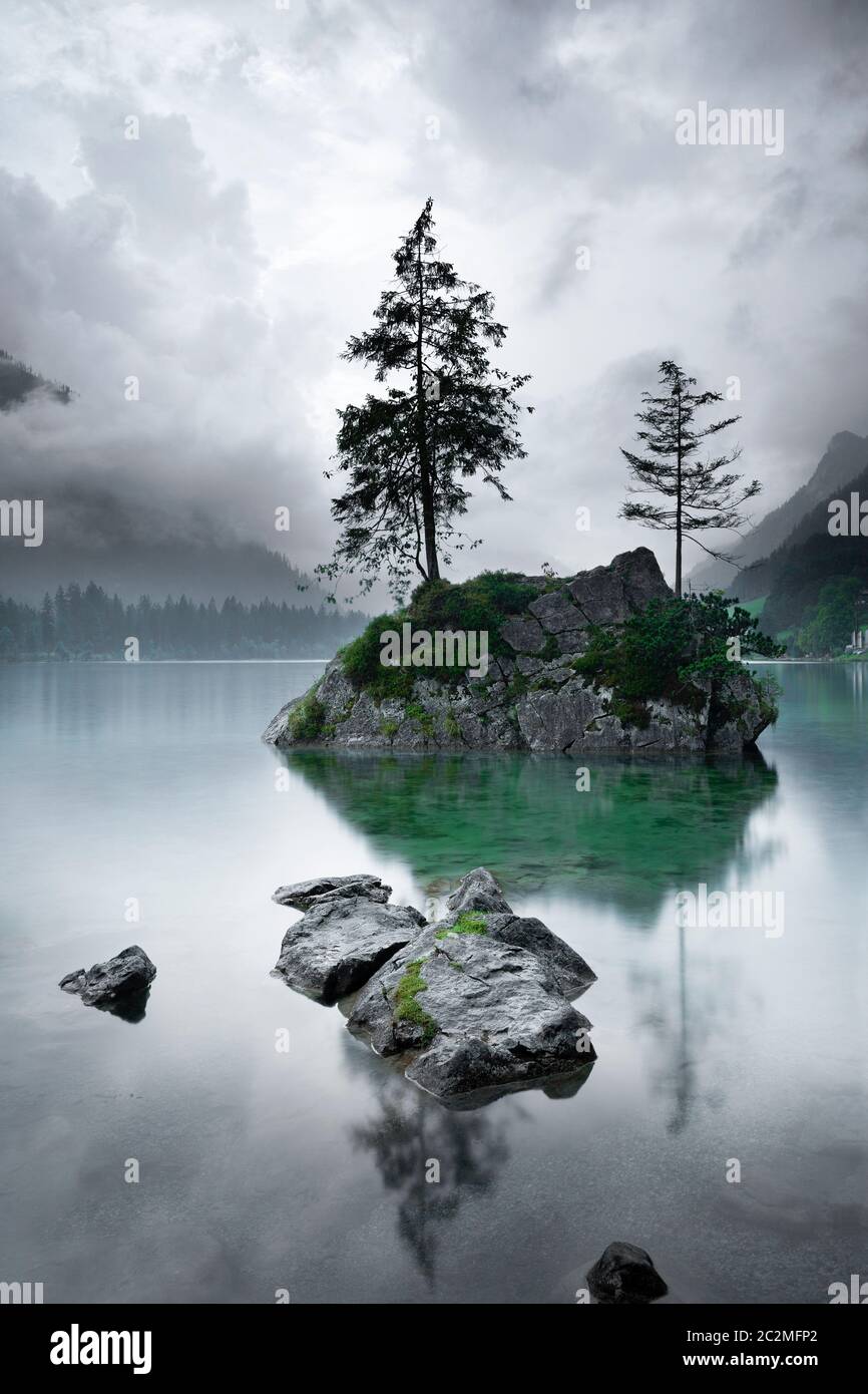 Lac Hintersee en Bavière avec ciel spectaculaire en été, exposition de longue date Banque D'Images