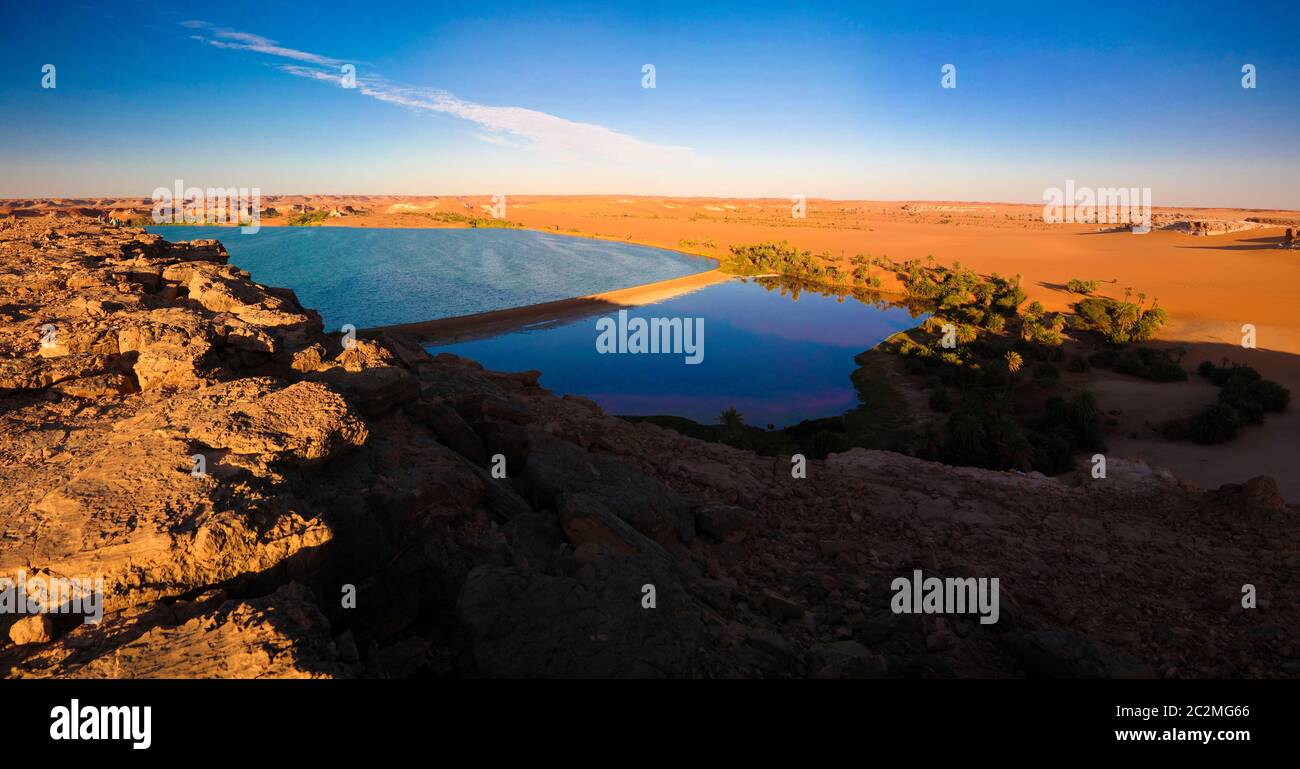 Coucher de soleil vue panoramique sur le groupe de lacs YOA des lacs d'Ounianga kebir à Ennedi, Tchad Banque D'Images