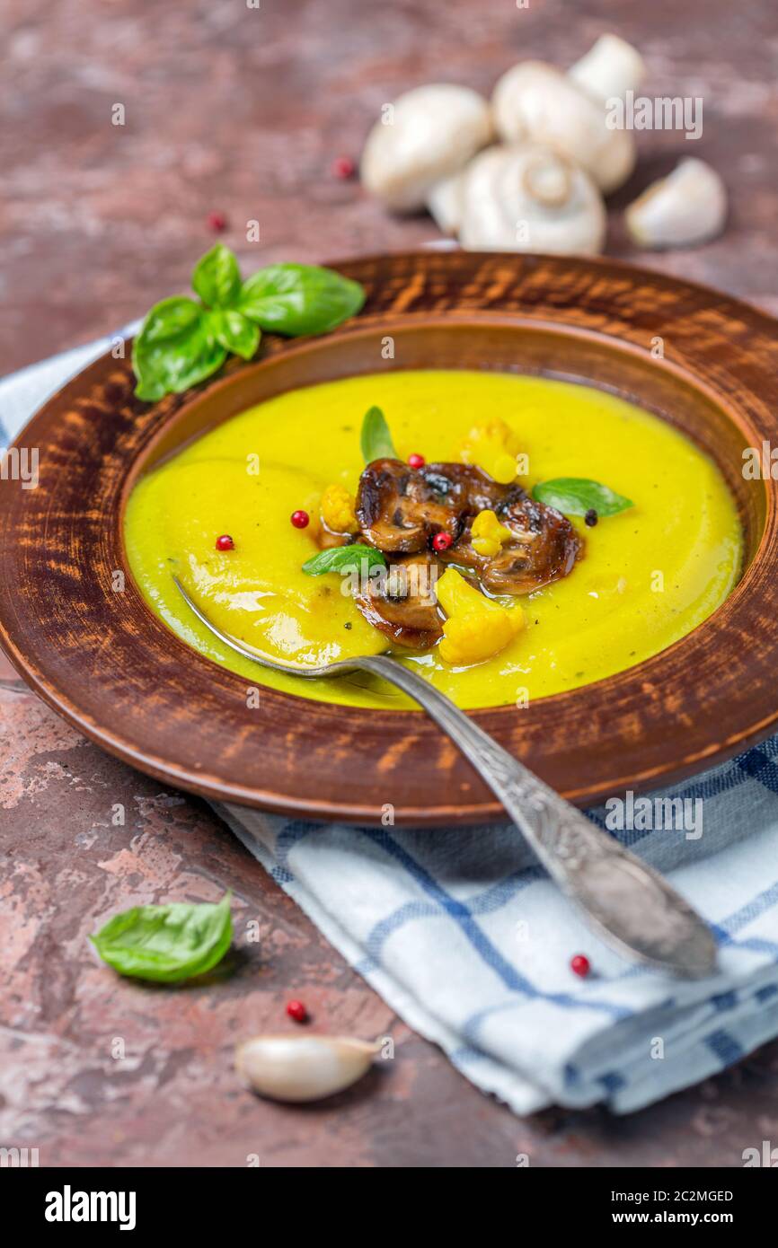 Soupe de chou-fleur aux champignons, à l'ail et au curcuma. Banque D'Images Soupe de chou-fleur aux champignons, à l'ail et au curcuma. Banque D'Images