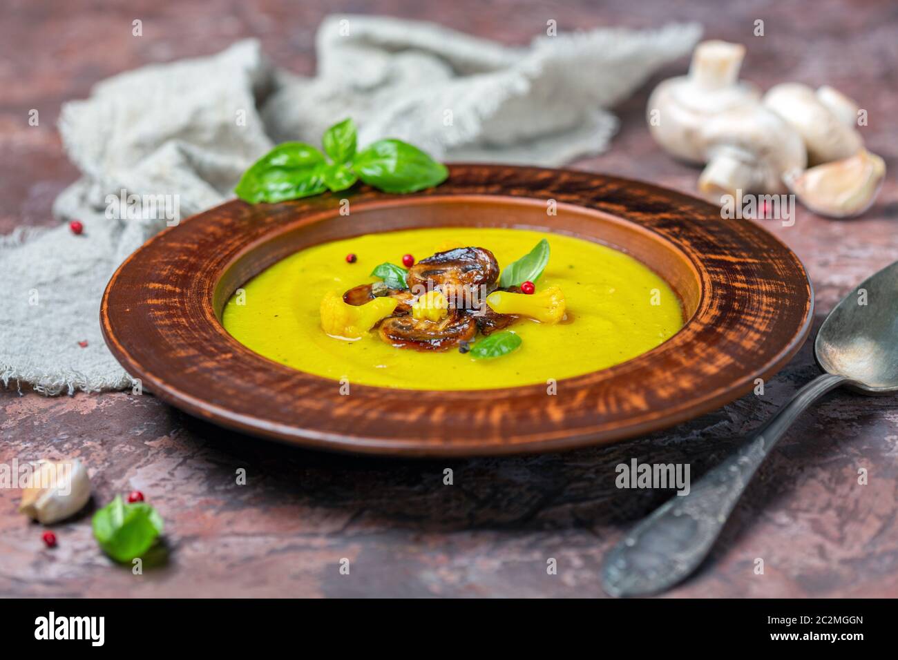 Soupe de chou-fleur avec pommes de terre et champignons. Banque D'Images Soupe de chou-fleur avec pommes de terre et champignons. Banque D'Images