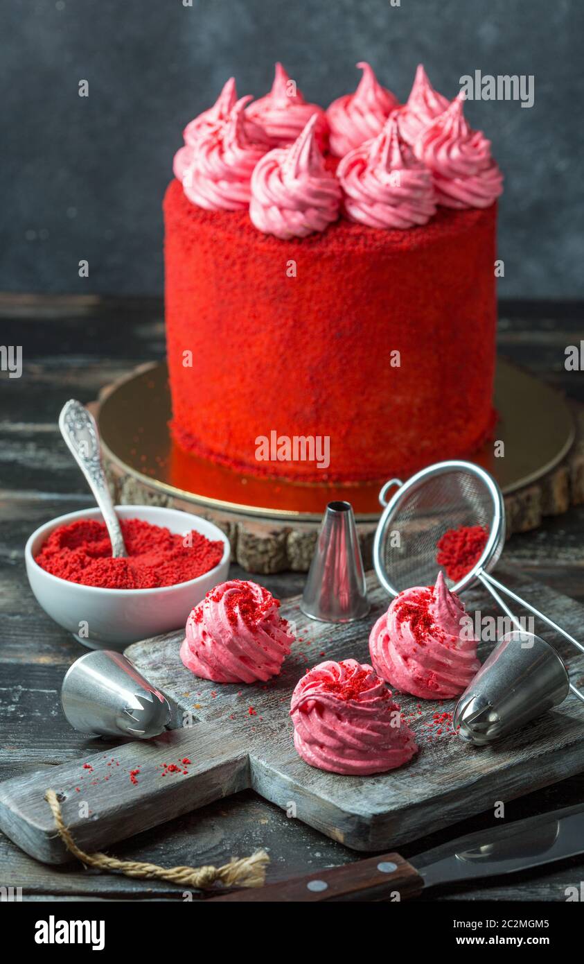 Préparation du gâteau d'anniversaire avec biscuits. Banque D'Images