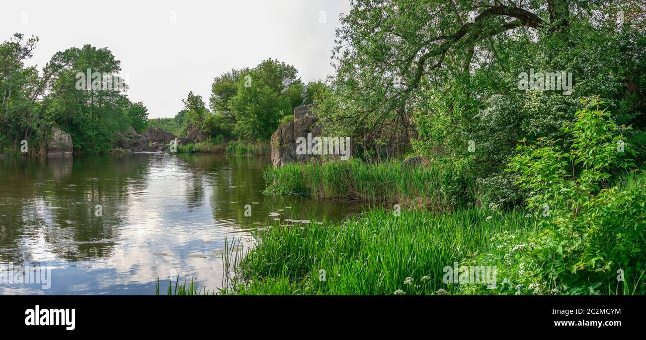 Dans Mygiya la rivière Bug du Sud, Ukraine, village sur un jour d'été ensoleillé Banque D'Images
