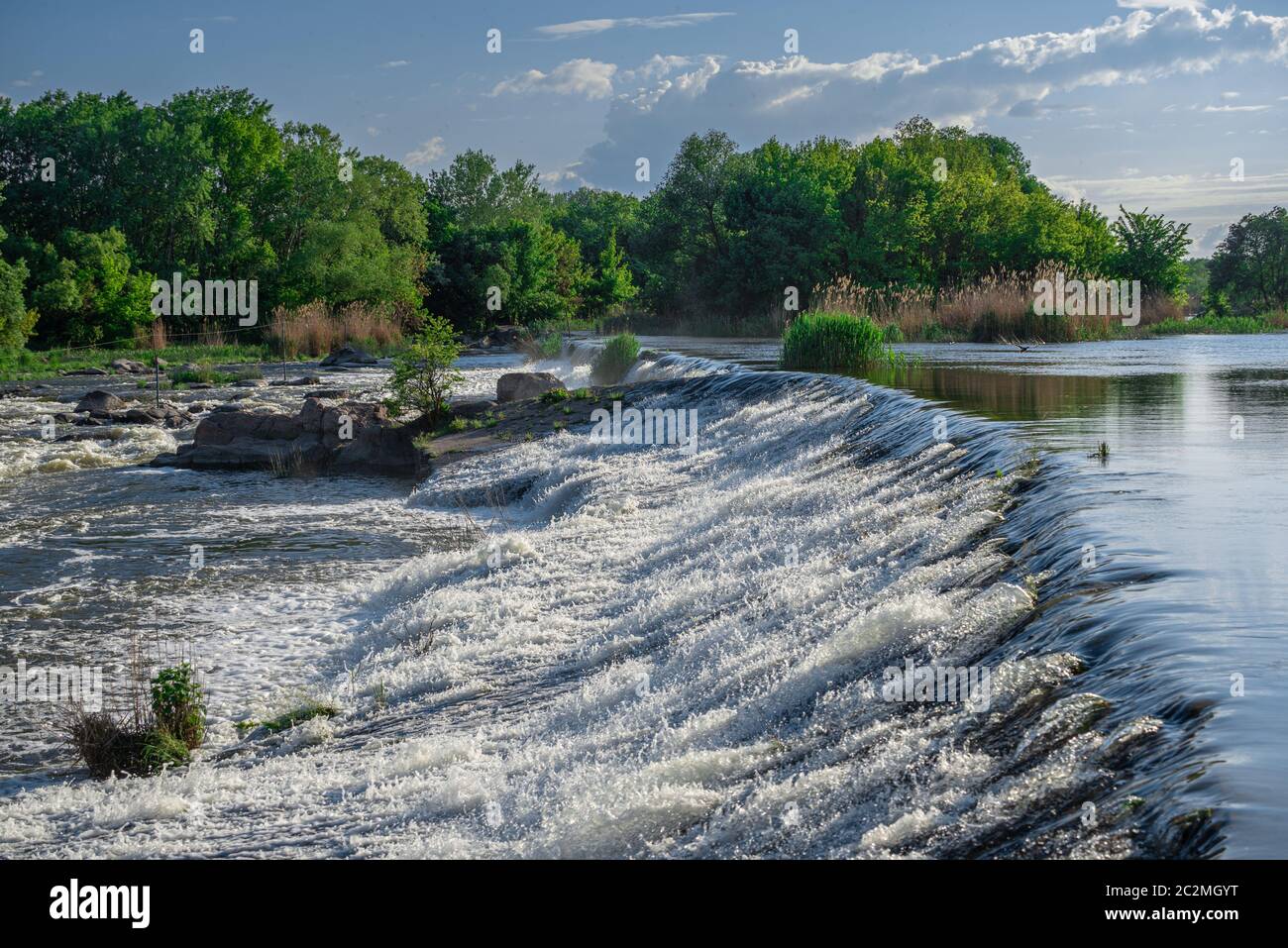 Power station barrage sur la rivière Bug du Sud près du village de Migiya, l'Ukraine, sur une journée ensoleillée Banque D'Images