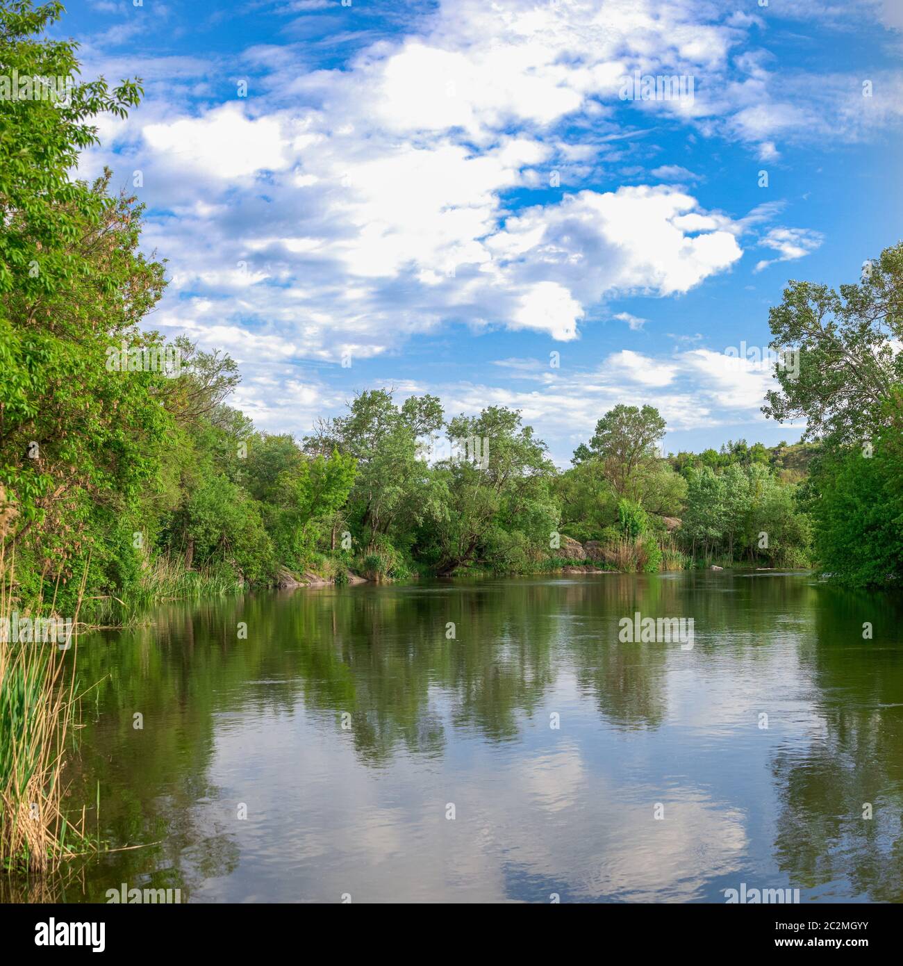 Dans Mygiya la rivière Bug du Sud, Ukraine, village sur un jour d'été ensoleillé Banque D'Images