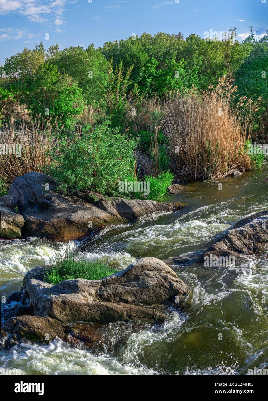 Dans Mygiya la rivière Bug du Sud, Ukraine, village sur un jour d'été ensoleillé Banque D'Images