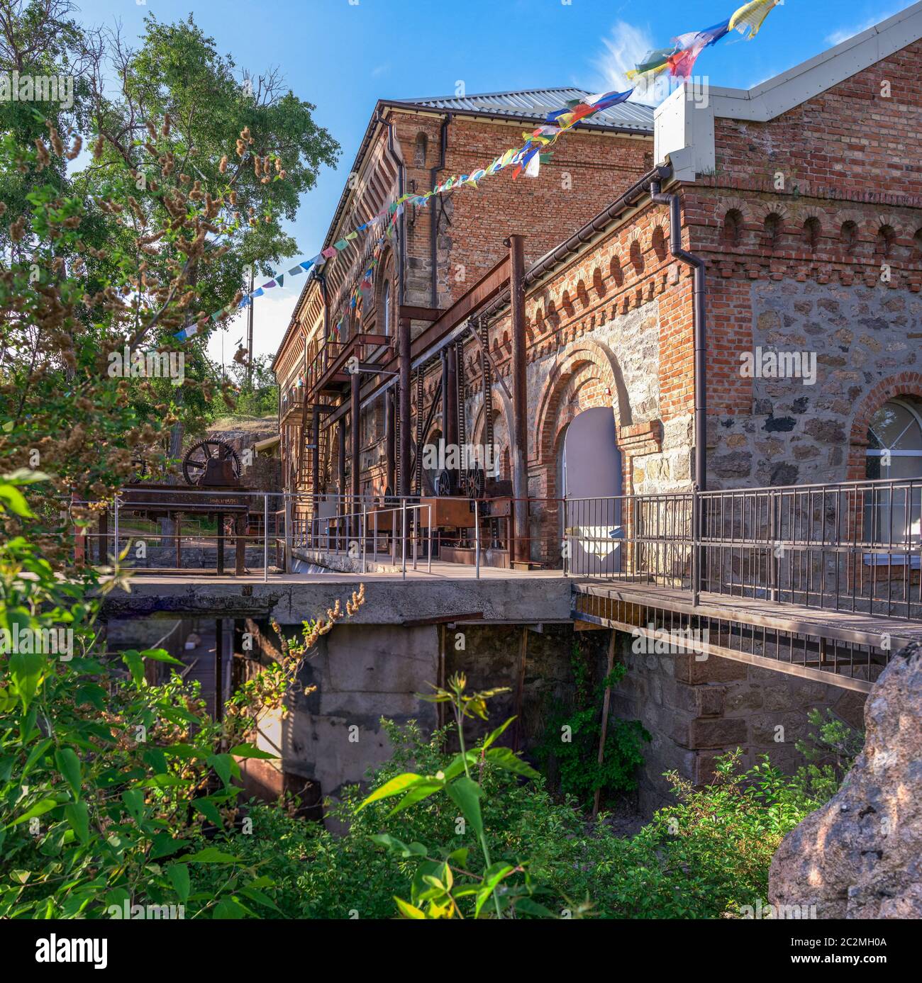 Ancienne station hydroélectrique sur la rivière Bug du Sud près du village de Migiya, l'Ukraine, sur une journée ensoleillée Banque D'Images