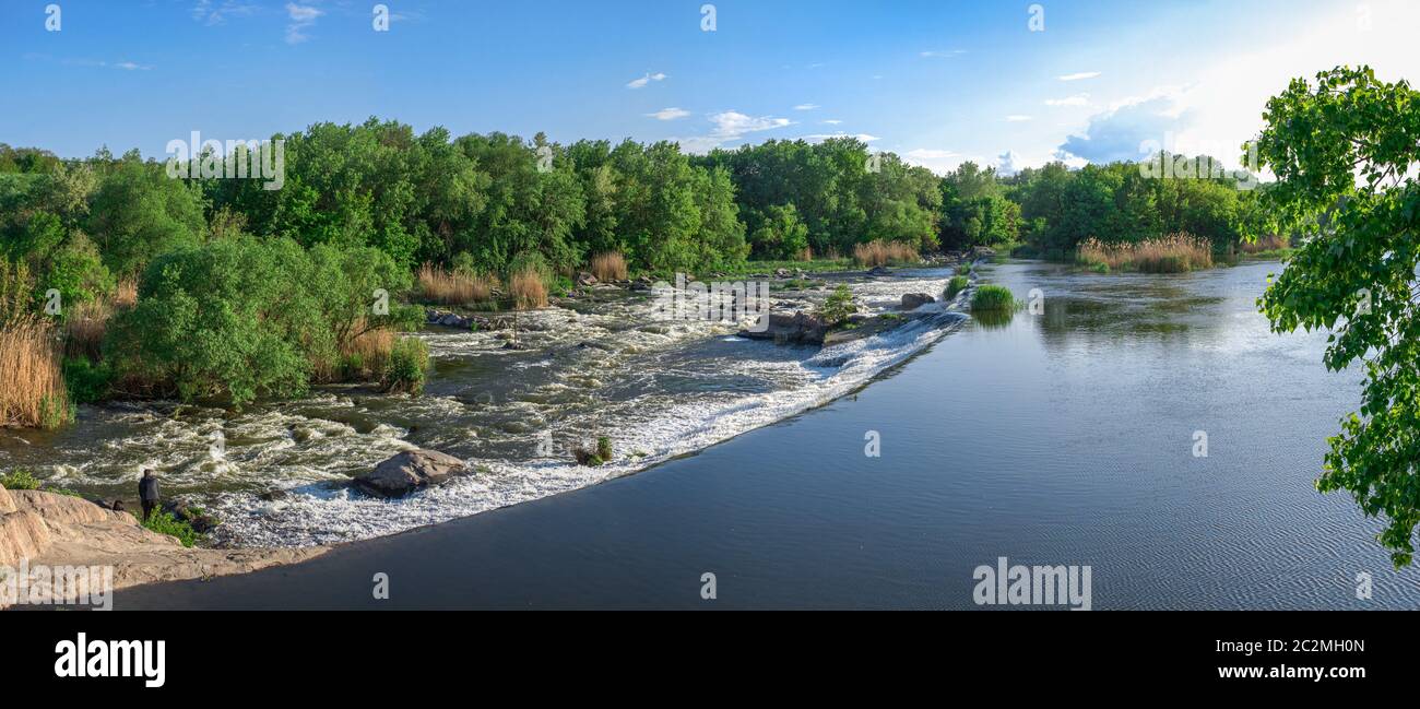Power station barrage sur la rivière Bug du Sud près du village de Migiya, l'Ukraine, sur une journée ensoleillée Banque D'Images