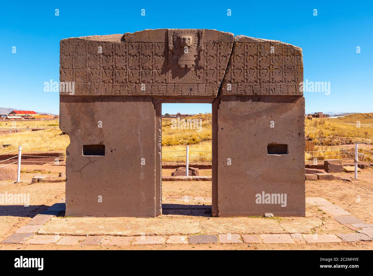 Porte du Soleil monolithe avec bas relief décorations du Dieu créateur Viracocha et un calendrier solaire, Tiwanaku, la Paz, Bolivie. Banque D'Images