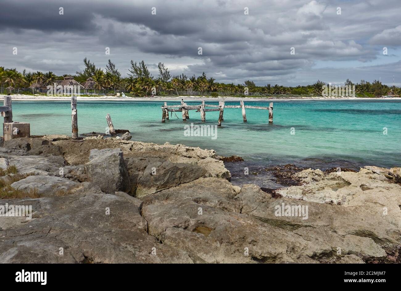 Vue sur la plage de Xpu-Ha dans la Riviera Maya au Mexique, par une journée nuageux : un magnifique panorama typique des plages des Caraïbes. Banque D'Images