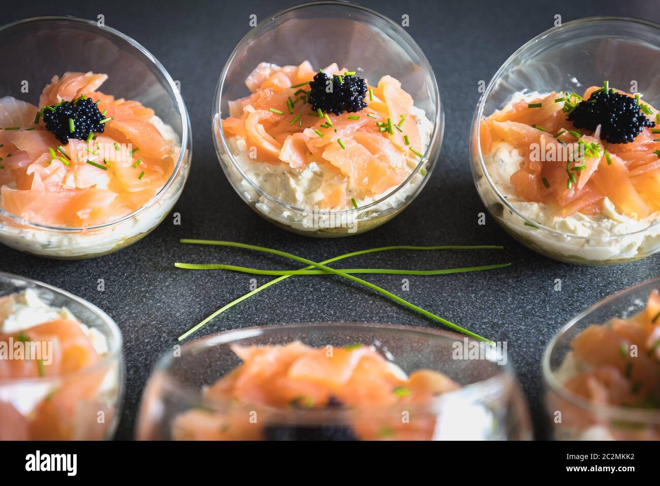 Oeufs de lompe saumon verrine de fromage frais et de l'avocat lit dans la cuisine Banque D'Images