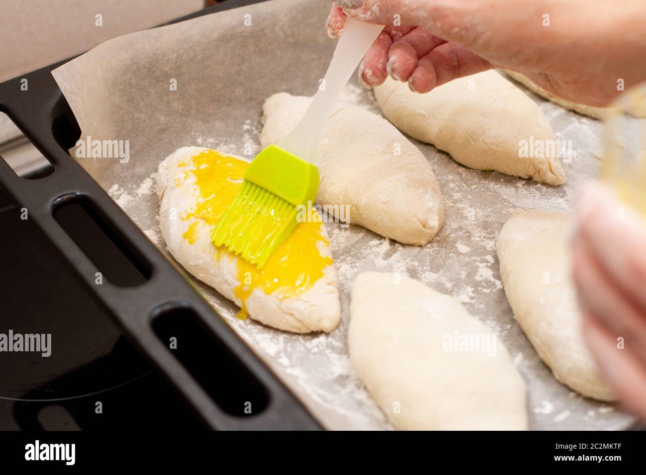 femme cuisant des tartes. jaune d'œuf graissage dans la cuisine Banque D'Images