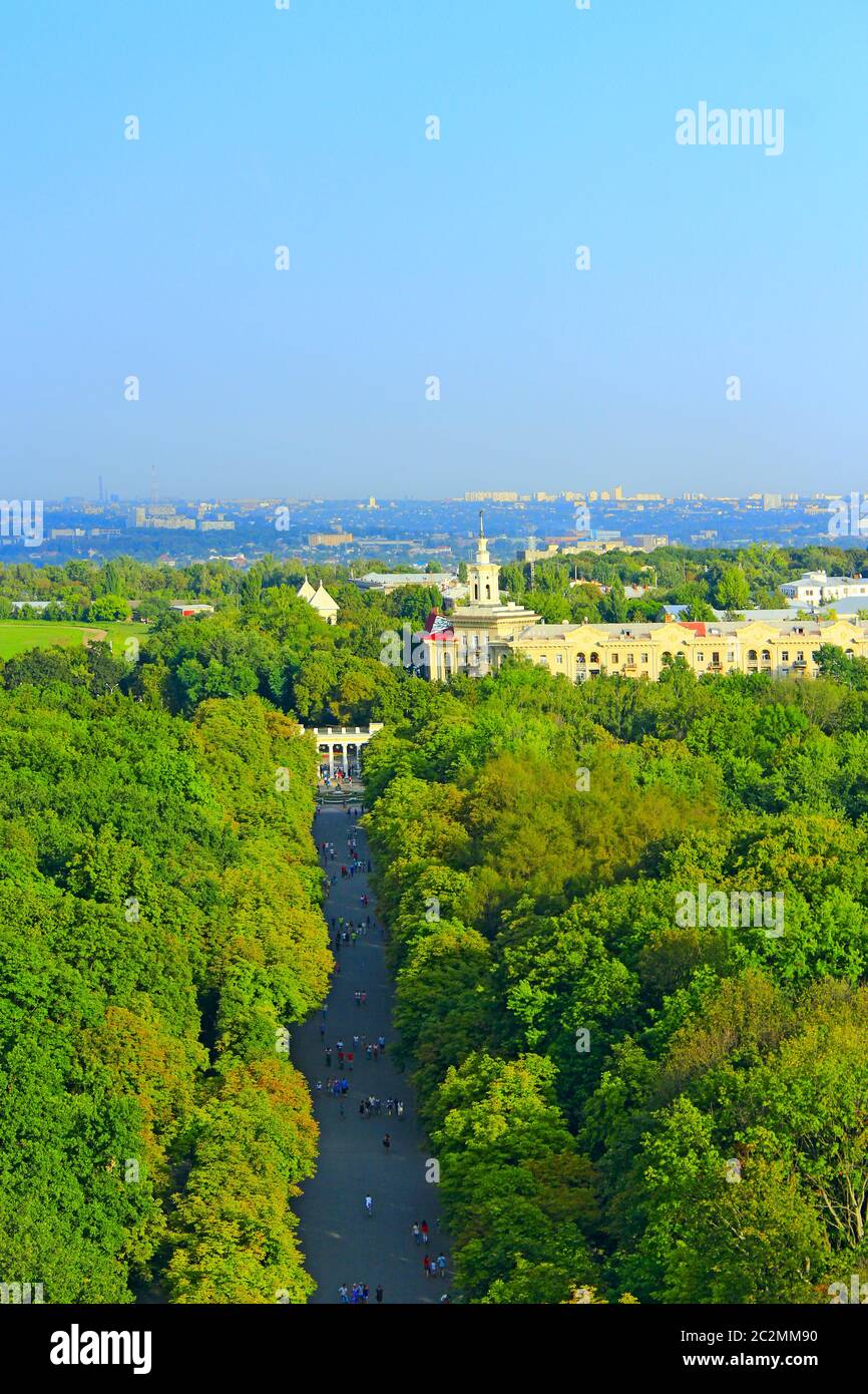 Vue sur le parc de la ville depuis la vue panoramique. Les gens ont un repos dans le parc Gorky à Kharkiv en été. Haut v Banque D'Images