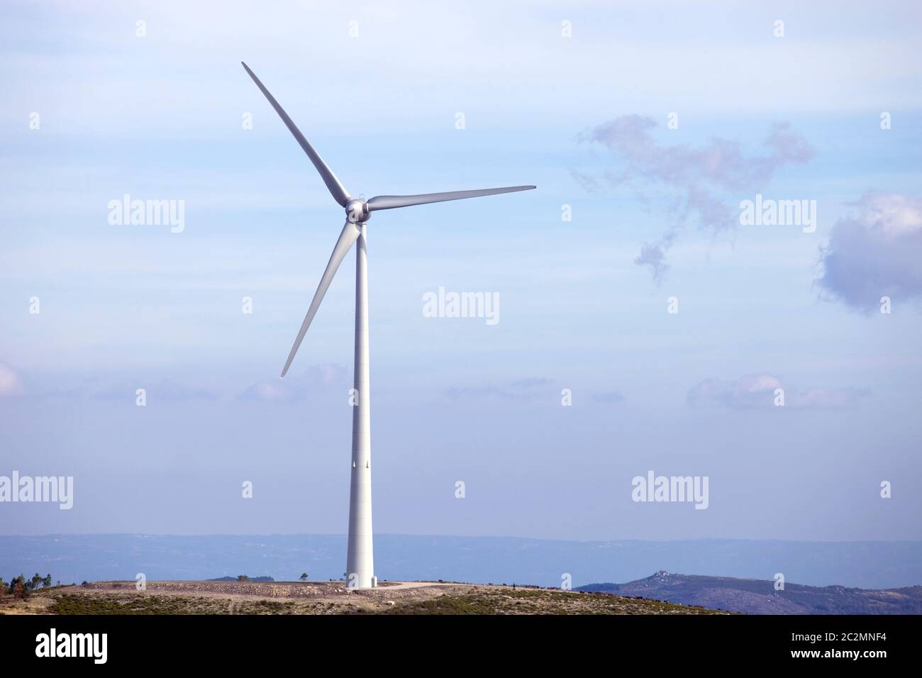 White éolienne au sommet de la montagne Banque D'Images