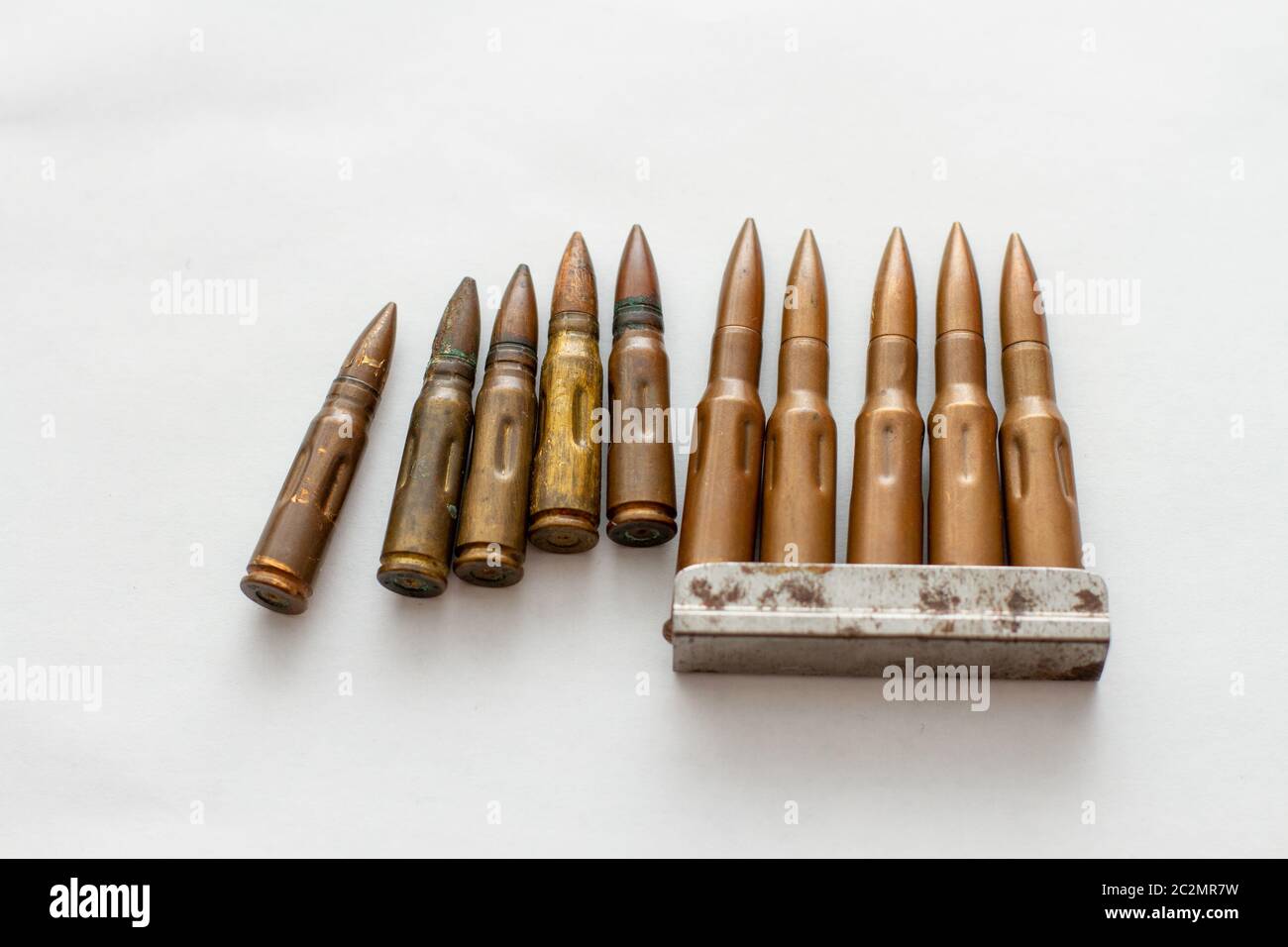 munitions et balles diverses munitions sur fond blanc isolées Banque D'Images